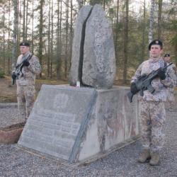 Komunistiskā genocīda atcerei veltīts piemiņas brīdis Valkā