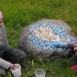 Mākslas skolas bērni apglezno parka akmeņus