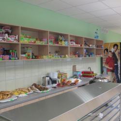 Valkas pamatskolā atklāj atjaunoto ēdnīcu