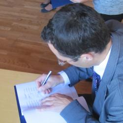 Parakstīta vienošanās par sadarbību starp skolām - Cēsu Skolnieku rotas karoga glabātājām