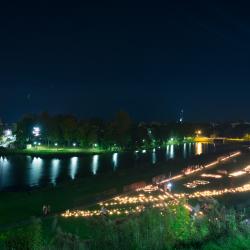 Ar sveču instalācijām Pasaules valcēniešu dienā ieskandina Latvijas simtgadi (Foto – Timurs Stecjura)